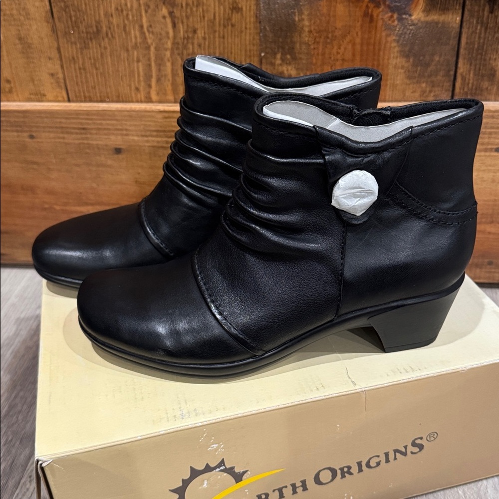 Earth Origins ‘Mallory’ black ankle boots/bootie New in box size 7